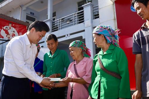 Bộ Y tế trao nhiều phần quà thiết thực cho người dân xã Bình Lư, Lai Châu