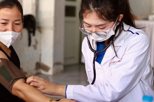 Thầy thuốc trẻ mang dịch vụ chăm sóc sức khỏe đến người dân vùng cao Lai Châu