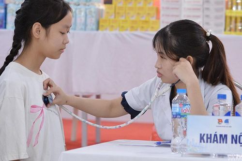 Khám sức khỏe miễn phí, phát hiện sớm nguy cơ bệnh tật ở người trẻ
