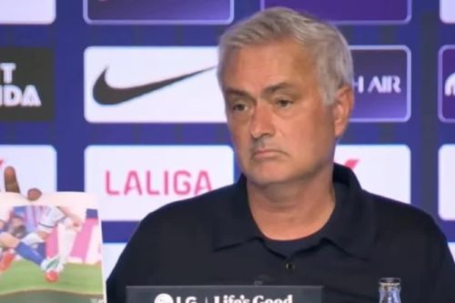 HLV Mourinho trưng ảnh ở họp báo, tố trọng tài bỏ qua 2 thẻ đỏ của Atletico