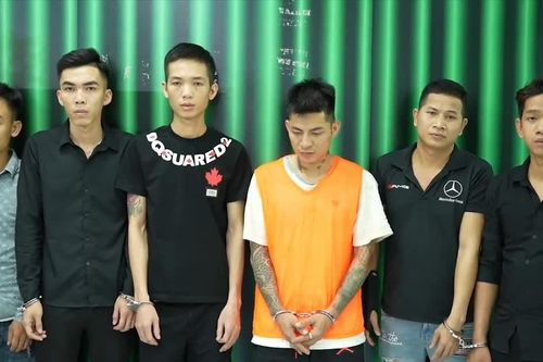 Giữ khẩn cấp 7 người trong vụ ô tô tông vào đám đông trước quán ăn