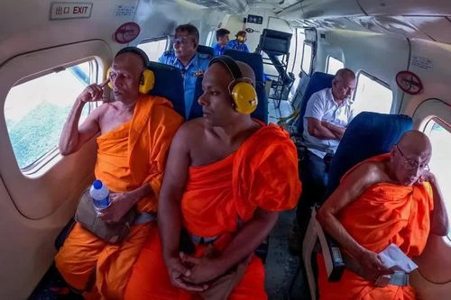 Không quân Sri Lanka đưa các nhà sư lên máy bay để… cầu mưa