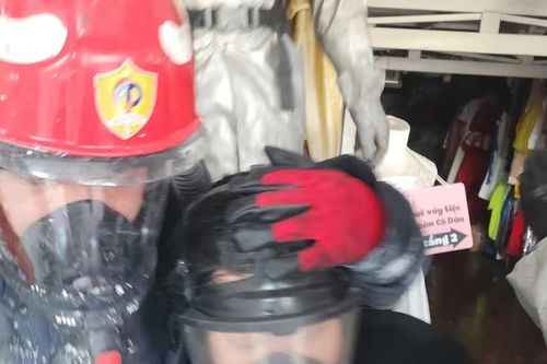 Kịp thời giải cứu 5 người mắc kẹt trong căn nhà cháy ở phố Trần Vĩ