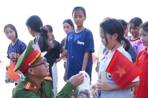 Một mùa trăng ấm áp giữa núi rừng Lai Châu