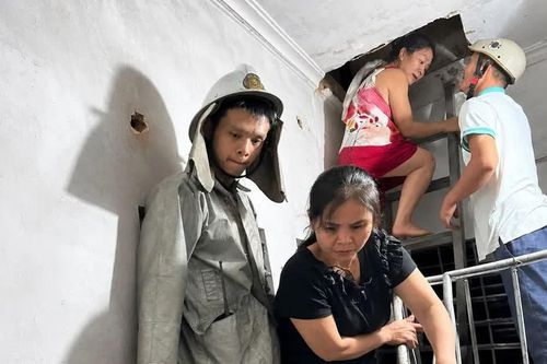 Kịp thời đưa 7 người thoát khỏi căn nhà bị cháy ở phố Kim Mã