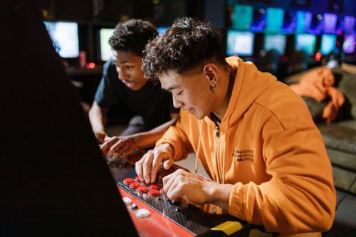 Giải mã thói quen chơi game hàng giờ của nam giới trẻ tuổi