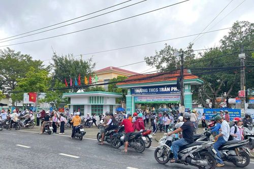 Xác minh vụ học sinh lớp 8 bị đánh hội đồng trước cổng trường