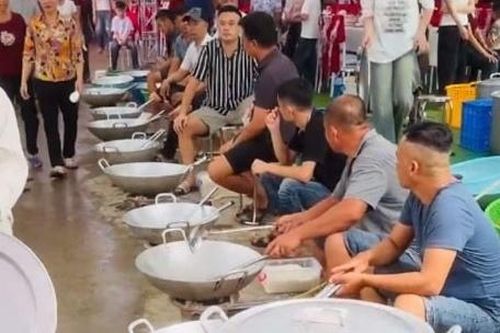 8 người đàn ông 'lắc chảo' nấu 100 mâm cỗ cưới
