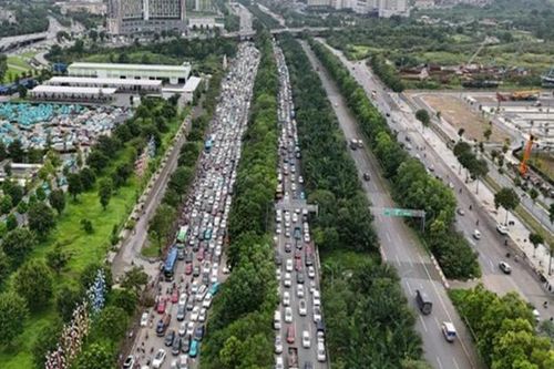 Một số điểm còn bị ngập, di chuyển trên Đại lộ Thăng Long thế nào?