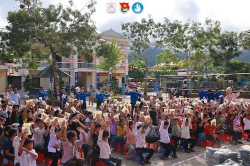 Lai Châu: Hơn 1.500 người dân, phụ nữ và học sinh được khám, tư vấn sức khỏe