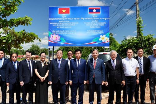 Phó Thủ tướng Thường trực Phạm Gia Túc thăm các công trình, dự án hợp tác hữu nghị Việt Nam - Lào
