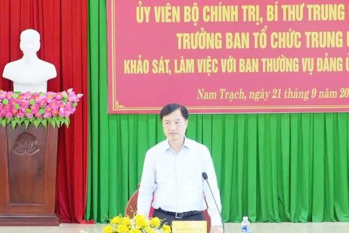 Đồng chí Nguyễn Duy Ngọc khảo sát mô hình chính quyền 2 cấp tại xã Nam Trạch, tỉnh Quảng Trị
