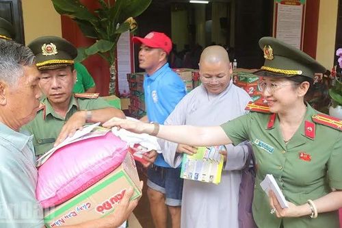 Đồng Tháp: 2.000 người lớn, trẻ em được khám bệnh, tặng quà