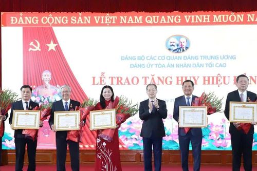 Trao tặng Huy hiệu 30 năm, 35 năm tuổi Đảng cho 6 đảng viên thuộc Đảng bộ Tòa án nhân dân tối cao