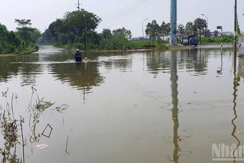 Hà Nội: Người dân mở dịch vụ hỗ trợ kéo xe qua đoạn đường ngập sâu ở Hữu Bằng
