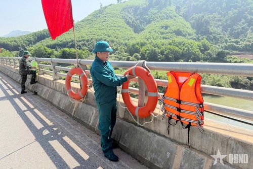 Quảng Ninh: Ban CHQS xã Kỳ Thượng chủ động bố trí áo phao, phao cứu hộ ứng phó mùa mưa lũ