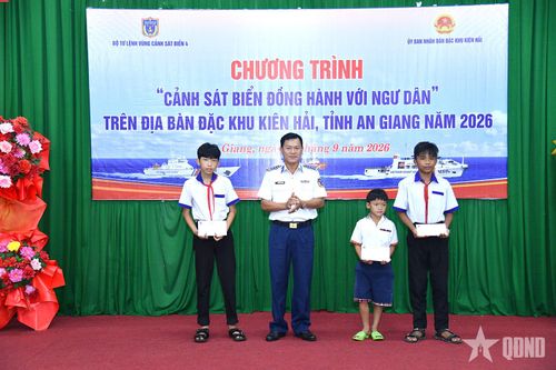 Bộ tư lệnh Vùng Cảnh sát biển 4 đồng hành với ngư dân tại đặc khu Kiên Hải