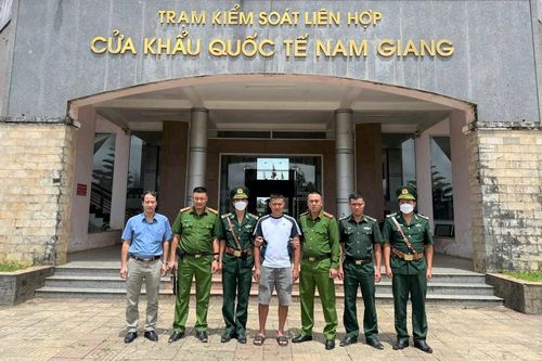 Vận động đối tượng bị truy nã từ Lào về Việt Nam đầu thú