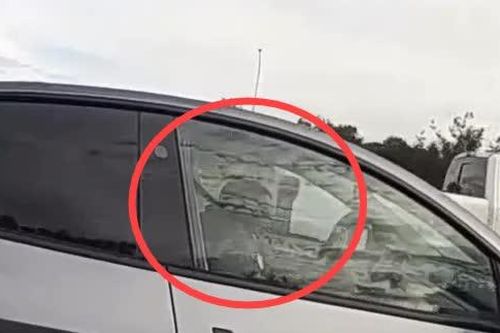 Điều gì xảy ra với một người ngủ gật khi xe đang chạy vận tốc 97km/h?