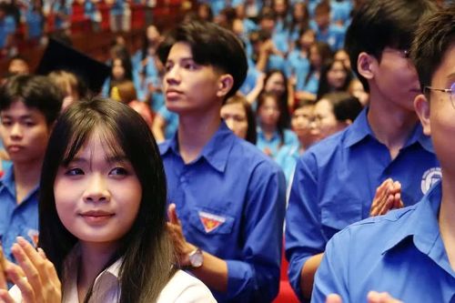 Bước qua cánh cửa tuổi 18, tân sinh viên Luật chọn tự viết tương lai