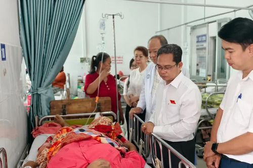 Thăm hỏi, trao tiền hỗ trợ nạn nhân bị nhánh cây gãy rơi trúng