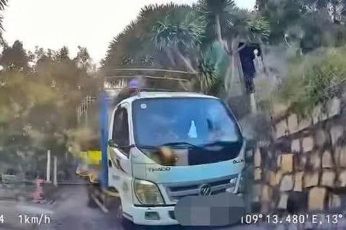 Tài xế lùi xe điêu luyện giữa dốc hẹp, thoát cú đối đầu với xe tải