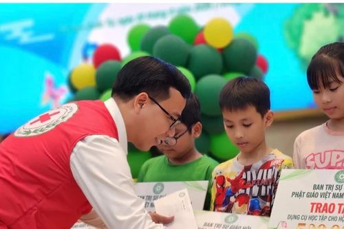 Ấm áp đêm hội 'Trung thu yêu thương' dành cho trẻ em khó khăn ở TPHCM