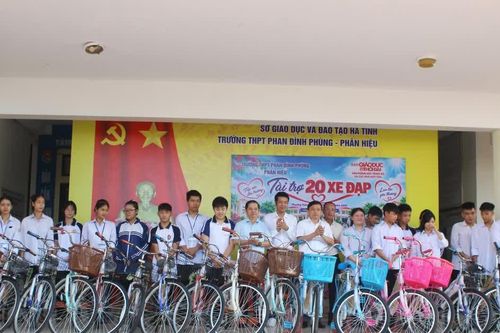 Báo GD&TĐ trao xe đạp, tiếp sức học sinh khó khăn Hà Tĩnh đến trường