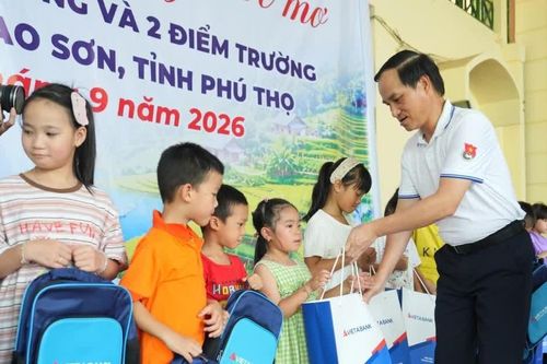 Những món quà ý nghĩa tiếp sức học sinh vùng cao đầu năm học mới