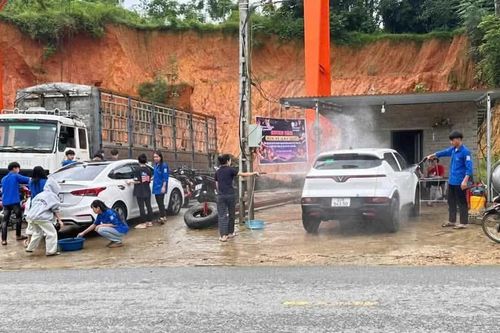 Tuổi trẻ vùng biên rửa xe, cắt tóc gây quỹ tặng quà Trung thu đến các em nhỏ