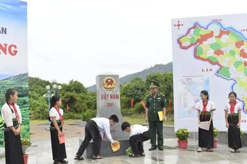 Lan tỏa tình yêu Tổ quốc từ lớp học biên cương giữa núi rừng Mường Lát