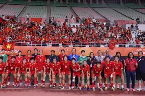 Cộng đồng người Việt tại Kansai phủ kín cờ đỏ sao vàng cổ vũ đội tuyển nữ Việt Nam