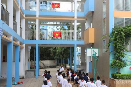 Trường tạm dừng câu lạc bộ, phụ huynh Hà Nội loay hoay đón con lúc 15h55