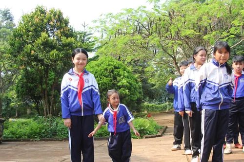 Gia Lai: Cô bé 'tí hon' 13 tuổi nặng chỉ hơn 20kg, bền bỉ đến trường viết tiếp ước mơ