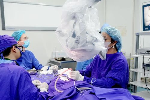 Bé trai 9 tuổi giảm hơn 60% sức nghe vì cố móc viên bi trong tai
