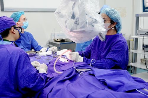 Bé trai 9 tuổi suy giảm 60% thính lực vì viên bi