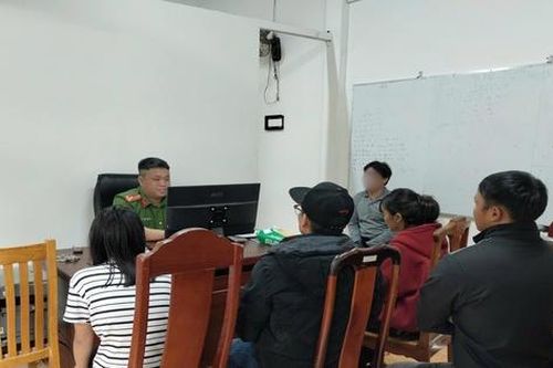 Kịp thời ngăn 2 bé gái chuẩn bị lên xe khách đi tìm việc nhẹ lương cao