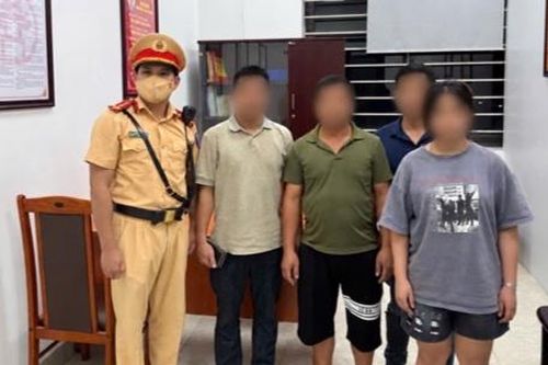 CSGT Hà Nội tìm thấy thiếu nữ mất liên lạc với gia đình tại Bến xe Nước Ngầm