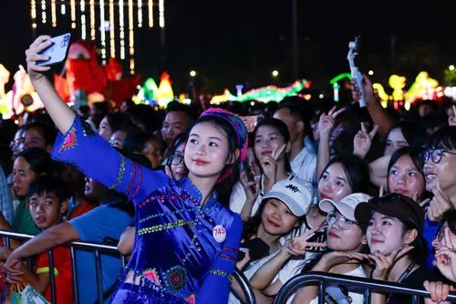 Các cô gái Hoa hậu Việt Nam giữa biển người ở lễ hội Thành Tuyên