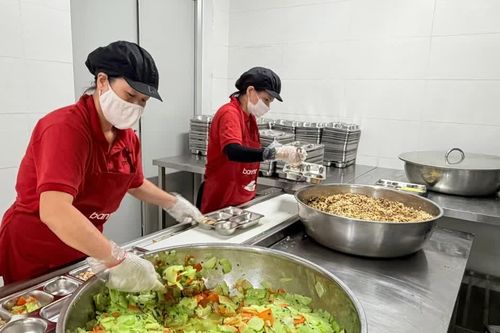 Bữa ăn bán trú ở Hà Nội: Đủ hồ sơ, liệu có đủ năng lực?