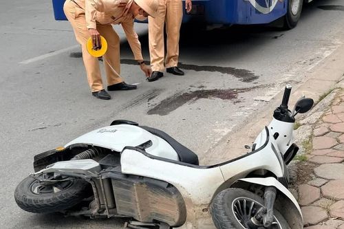 Hà Nội: Sau va chạm, cô gái bị cuốn vào gầm xe buýt