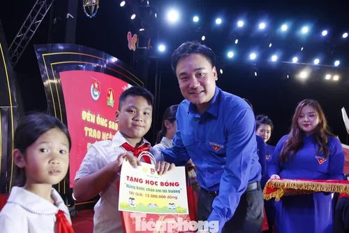 Những suất học bổng thắp sáng ước mơ đến trường