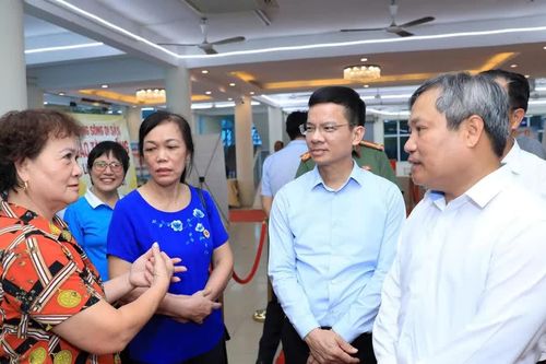 Chủ tịch Hà Nội chia sẻ với người dân Bồ Đề về quy hoạch sông Hồng