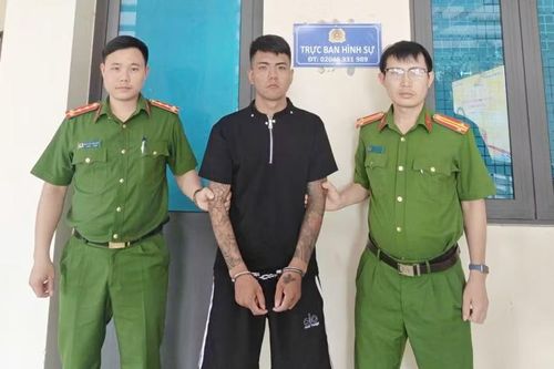 Vờ trả lại điện thoại vừa cướp giật, để lấy nốt chiếc ví của cụ ông 76 tuổi