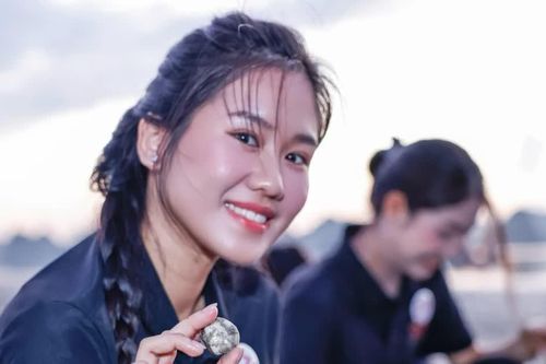 Đi chân đất cào ngao, dọn rác từ 5h sáng ở biển Vân Đồn với 53 cô gái