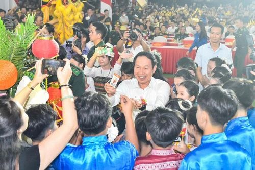 Mang Trung thu ấm áp đến với thiếu nhi vùng biên Mường Lát