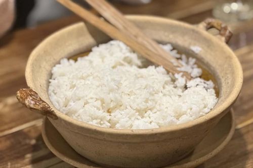 Người cao tuổi loại cơm khỏi bữa ăn hằng ngày, bác sĩ nội tiết nói gì?