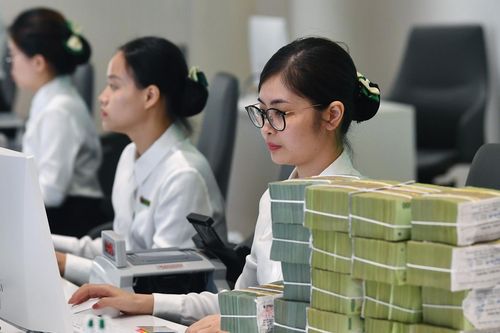 Ngân hàng lớn vung tay trả lãi cao, hút dòng tiền cấm rút ngang