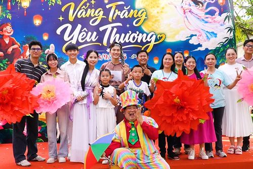 Hàng trăm bệnh nhi thích thú đón trung thu sớm tại bệnh viện