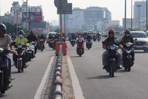 TPHCM đổi phân làn cầu Bình Lợi, xe máy vẫn nối nhau lấn làn ôtô